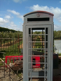 © Robert Rotifer Phone box im lacklosen Zustand